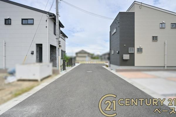 香芝市狐井 １０号地 ／新築一戸建の前面道路含む現地写真|■現地撮影写真■前面道路６ｍと広々開放的！
