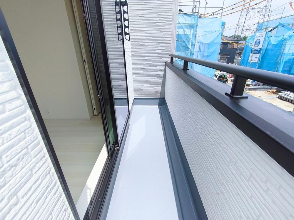 【Livele Garden.S】国分寺北町第二のバルコニー|お洗濯ものや布団を干したりするのに十分なスペースを取ったバルコニーは大変便利です。