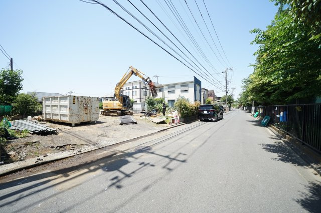 自然と静けさが残る住宅街に佇む、18〜22帖超LDKを備えたゆとりの新築全3棟★仲介手数料無料★の前面道路含む現地写真