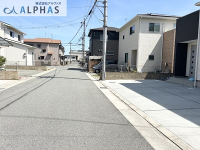 【前面道路含む現地写真】 | 加古川市別府町新野辺　一戸建て | ■前面道路は車通りが少なくお車の運転が苦手な方でも安心ですね♪