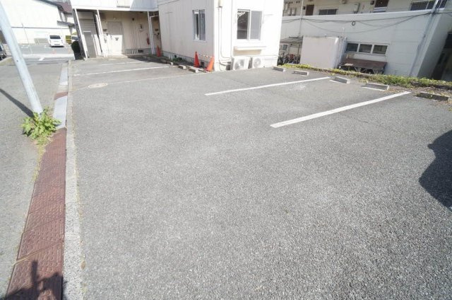 メゾンベルグ Ａの駐車場