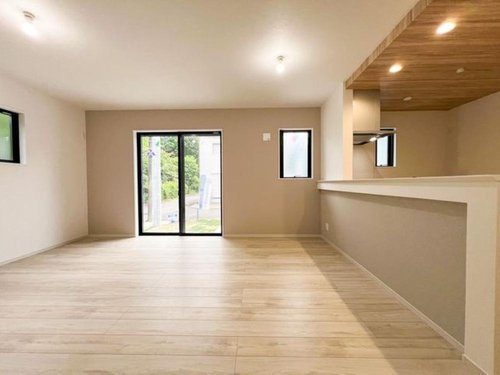 【FIT】小平市中島町２期の居間・リビング|キッチンの天井部には温かみのある木目調のアクセントクロスを採用。
リビングイン階段を採用、会話の絶えないＬＤＫに♪