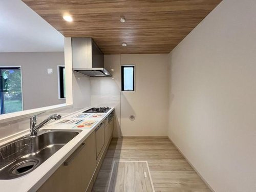 【FIT】小平市中島町２期のキッチン|ダウンライトの柔らかな光が、お料理の時間をより豊かに、おしゃれに演出します