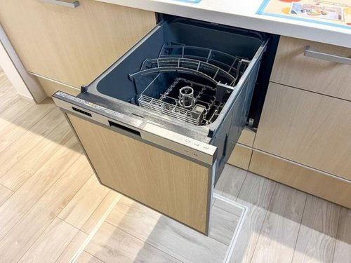 【FIT】小平市中島町２期のキッチン|食後の面倒な後片付けをサポートする食洗機を標準装備 。
高温洗浄で除菌効果も期待でき、節水にも繋がる経済的な設備です。