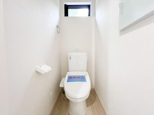 【FIT】小平市中島町２期のトイレ|自然光が差し込む明るいトイレは、小窓による換気が可能なため、常にクリーンな状態を保てます。