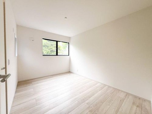 【FIT】小平市中島町２期の洋室|大きな窓からは、周辺の豊かな緑を借景として楽しめます 。