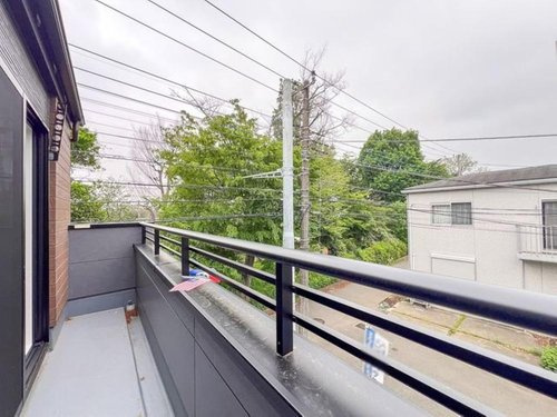 【FIT】小平市中島町２期のバルコニー|建物の外観に温かみを添える木目調のバルコニー壁を採用。
外からの視線を適度に遮りながら、室内に光と風を採り込む計算された設計です 。
