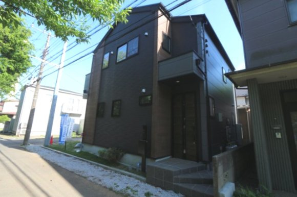 【FIT】小平市中島町２期の外観|前面道路は交通量が少なく、お車が停めやすい環境です♪


