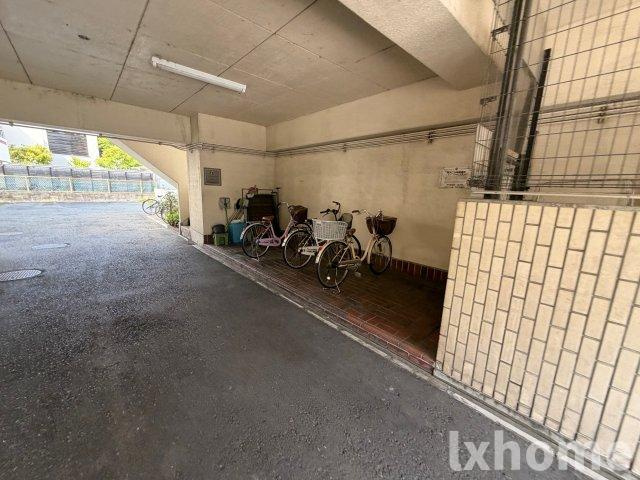 メゾンさかもとの駐車場