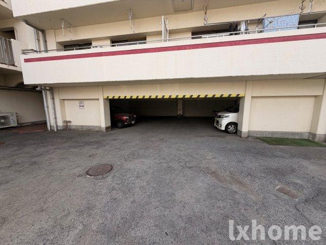 メゾンさかもとの駐車場