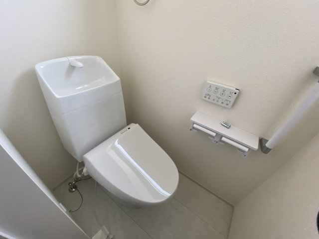 【内郷御厩町4丁目第1／全5棟　5号棟】　選べるマイホームキャンペーン実施中♪のトイレ|◆トイレの写真です◆
便器にフチがないので汚れが隠れて見えない部分がありません。 お手入れがとってもラクラクです♪　一階、二階にそれぞれトイレがございますので、ご家族の多い方でも安心ですね♪

