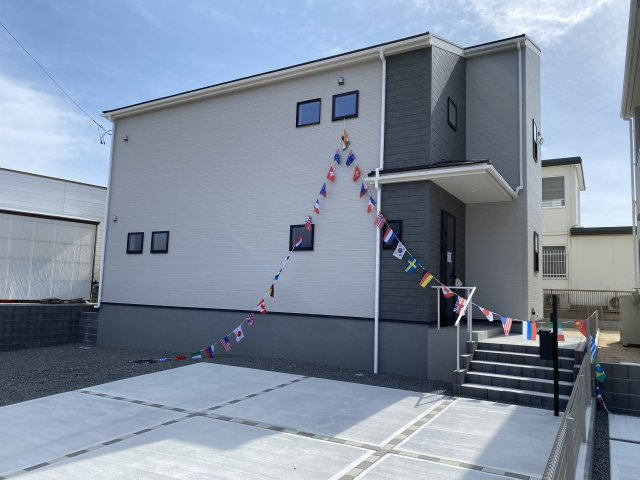 【内郷御厩町4丁目第1／全5棟　5号棟】　選べるマイホームキャンペーン実施中♪の前面道路含む現地写真|お洒落な新築は気分が上がりますね♪　新しい暮らしをお楽しみいただけます！！家に帰宅するのがより一層楽しみになります♪

