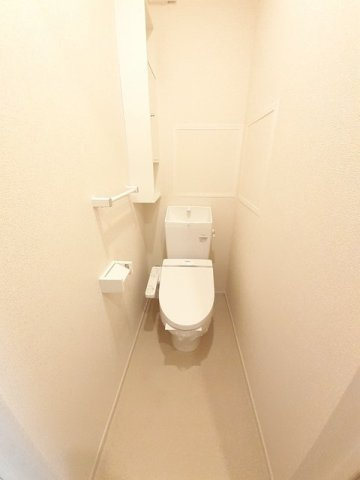 アイビーコートＣのトイレ|落ち着いた色調のトイレです