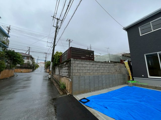 沖縄市美里 新築戸建て 2号棟の前面道路含む現地写真