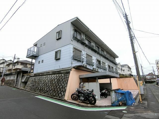 横浜市金沢区能見台通のアパートの外観