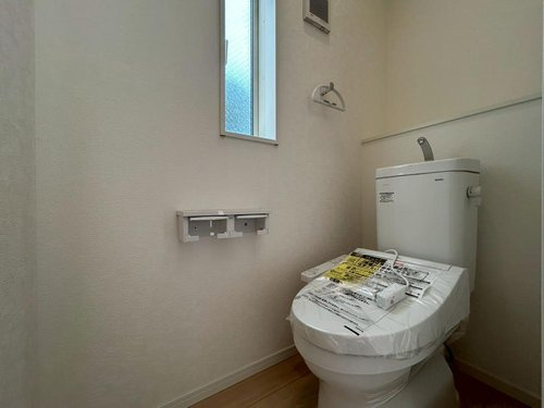 【Cradle garden】小平仲町第６のトイレ|窓があり、換気ができるトイレ空間。