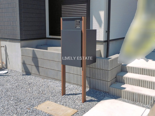 越谷市弥栄町4丁目 新築分譲住宅 全3棟 2号棟のその他|インターホン機能・宅配BOX付き門柱