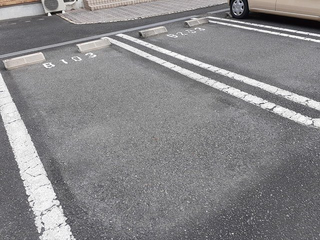 ブル－ジュの駐車場|車をお持ちの方に嬉しい駐車場付きの物件です