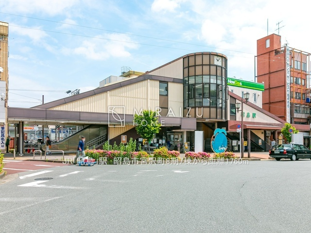 【内装】 | プライベートの空間もみんなで過ごす空間も両社兼ね備えたつくりです。階段には安全性を配慮し、手すりを設置。太陽の光と風が心地良い窓も付いた内装です。