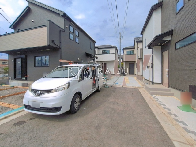 【居間・リビング】 | 大きな窓が特徴の南向きリビングでは、太陽光も沢山取り込むことが出来てお家の中にいても日光浴が可能ですね、開放的な空間です。インテリア選びも楽しそう、ご家族様で相談しながらインテリア配置も楽しみたいです