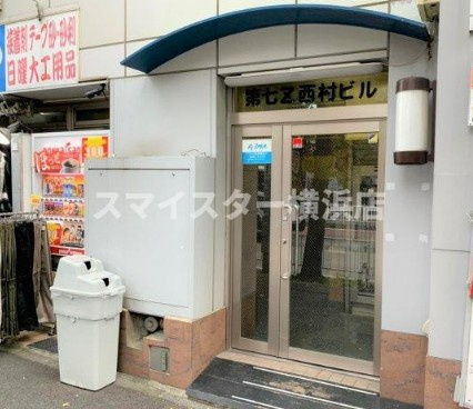 横浜市中区長者町１丁目の賃貸マンションのエントランス