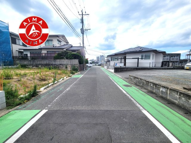 福岡市東区若宮4丁目第5-2棟（1号棟）の前面道路含む現地写真|前面道路は閑静な住宅地をはしる車通りの少ない道路。お車の出し入れが苦手なママや小さなお子様にも安心ですね。しっかり舗装もされているので、ベビーカーや自転車で通っても快適に通行できます。
