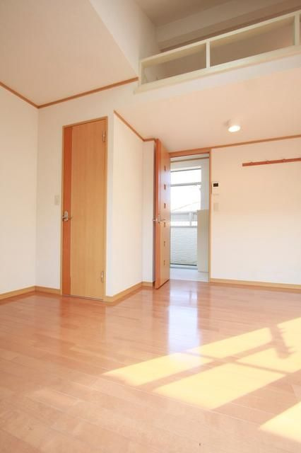 横浜市神奈川区高島台のアパートの居間・リビング