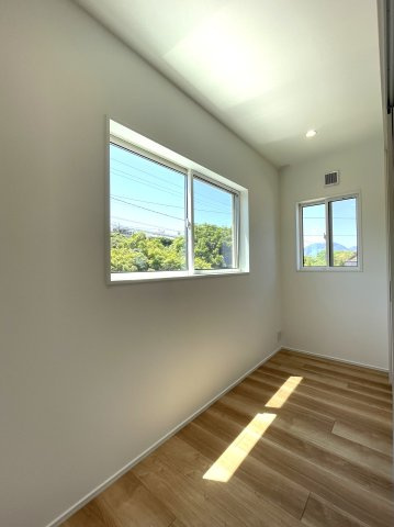 高取南2丁目カーサヴェルディ新築一戸建ての洋室|7帖洋室に約2.9帖のサンルームが付いています
