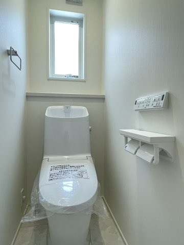 高取南2丁目カーサヴェルディ新築一戸建てのトイレ|2階のトイレです、温水洗浄便座が付いています