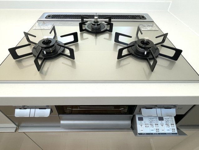 高取南2丁目カーサヴェルディ新築一戸建ての設備|キッチンのガスコンロです