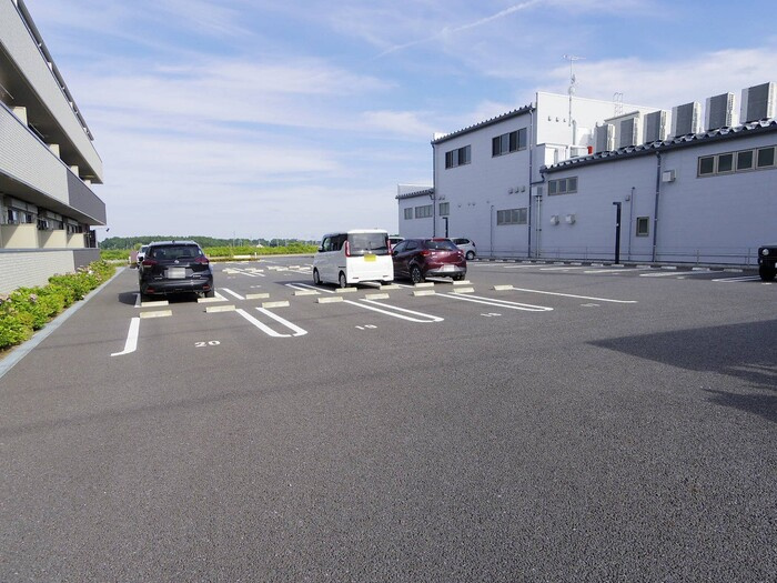 ラウレアコートの駐車場