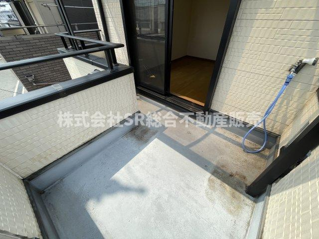 下六万寺町3丁目中古戸建のバルコニー|南向きの広々L字型バルコニーで使い勝手が良く陽当たり良好です！