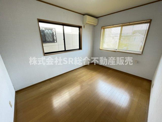 下六万寺町3丁目中古戸建の洋室|2F　6.0帖。2面採光の明るい洋室です！