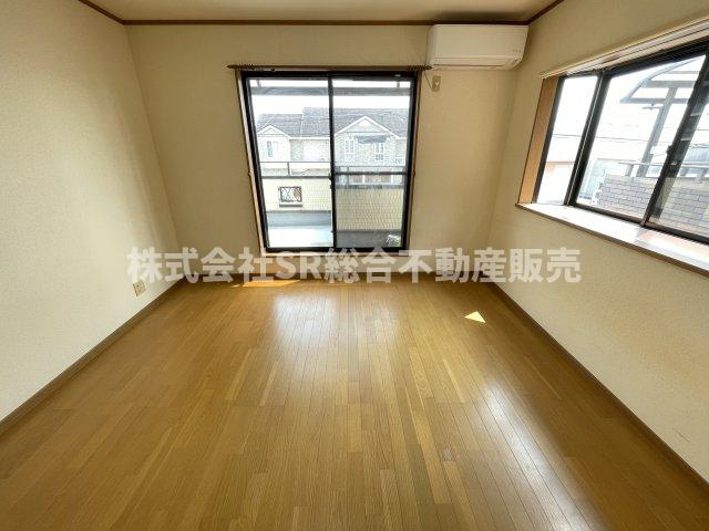 下六万寺町3丁目中古戸建の子供部屋|バルコニーに面した明るい洋室です！