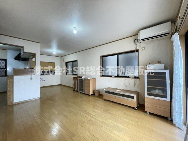 下六万寺町3丁目中古戸建の居間・リビング|リビングは広々18帖♪ご家族と毎日顔を合わせられる造りで、ゆったりとお過ごしいただけます！