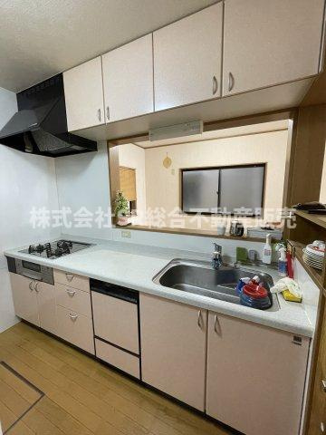 下六万寺町3丁目中古戸建のキッチン|人気の独立型カウンターキッチンです♪