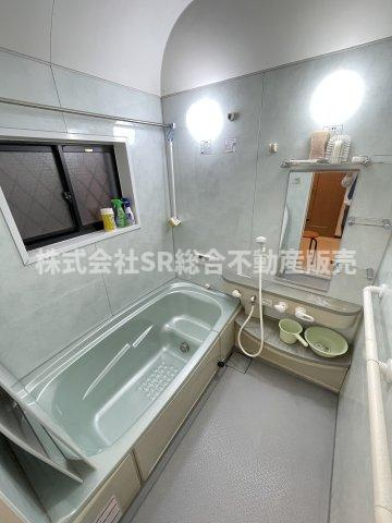 下六万寺町3丁目中古戸建の浴室|足を伸ばしてゆったりくつろげる浴室です！