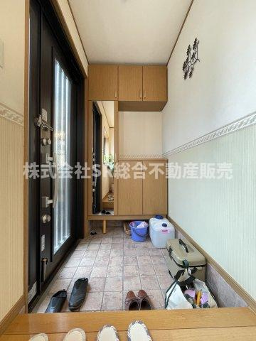 下六万寺町3丁目中古戸建の玄関|シューズボックス付きで整理整頓できます！