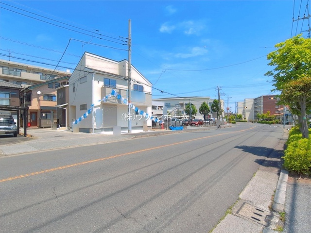 春日部市中央　新築一戸建て　1号棟の前面道路含む現地写真