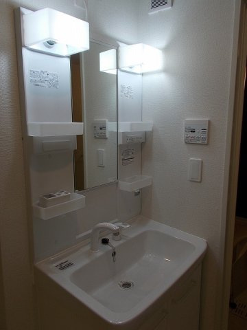 クラールプレディエＦの洗面所|明るい洗面所です