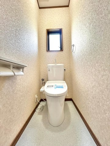 藤阪東町4丁目　中古一戸建てのトイレ|温水洗浄便座
■物件内覧・資金計画相談・住宅ローン相談、リフォーム相談、お問合せ受付中■
※当日・翌日のご内覧、ご相談はお電話でのお問合せがスムーズです！
