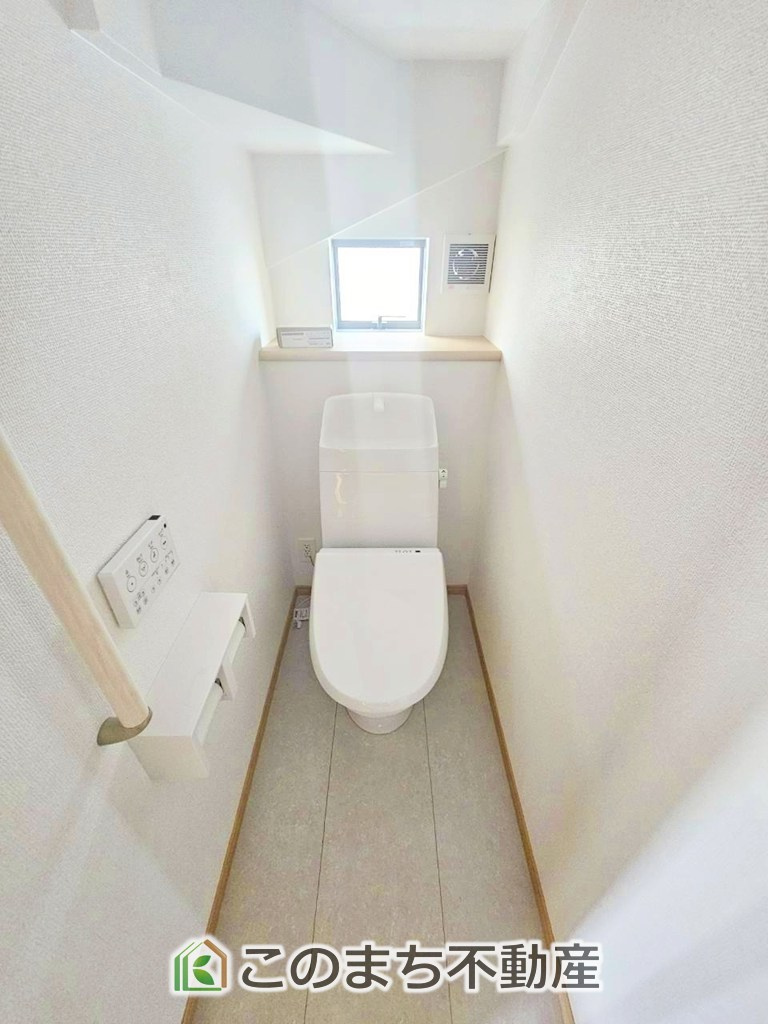 ハートフルタウン宇都宮市鶴田町2488番のトイレ|小窓から換気ができて清潔なトイレスペース☆