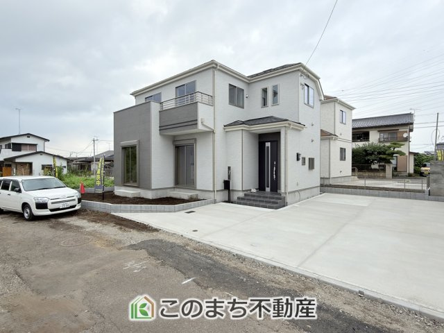 ハートフルタウン宇都宮市鶴田町2488番の駐車場|お車を並列で2台駐車可能です(車種によります)。駐車場の横はお庭スペースとしても利用可能。お子様も喜びそう♪