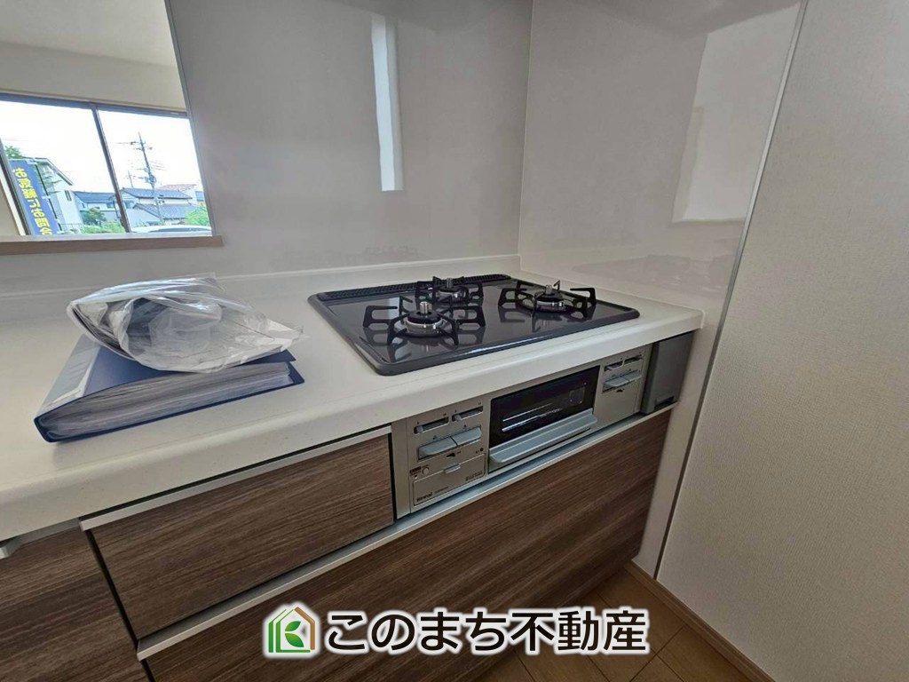 ハートフルタウン宇都宮市鶴田町2488番のキッチン|三ツ口コンロ採用で、同時調理もスムーズ◎！お料理を並べられるカウンター付きで、配膳・片付けをサポート！リビングで過ごすご家族とコミュニケーションを楽しみながら作業可能です♪