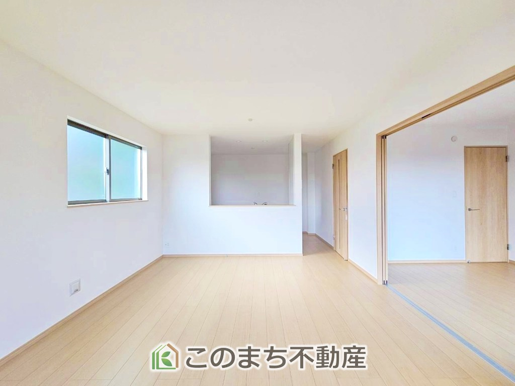 ハートフルタウン宇都宮市鶴田町2488番の居間・リビング|開放感のある広々としたリビング☆家族みんなでゆったりくつろげます♪
南側から暖かな日差しが差し込みます♪キッチンからリビングの様子がよく見渡せます☆