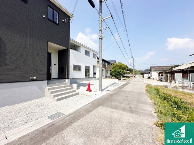 小野市片山町　第1期　新築一戸建ての前面道路含む現地写真|周辺は閑静な住宅街！前面道路広々で車の出し入れも便利です。駐車が苦手な方でも安心して車庫入れできます！