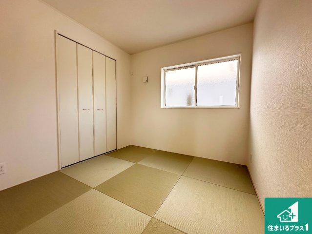 小野市片山町　第1期　新築一戸建ての和室|一室あると便利な和室は客間としてだけでなく、小さなお子様のプレイルームや食後のくつろぎスペースとしてもご利用いただけます。収納もついていますので大活躍間違いなし！