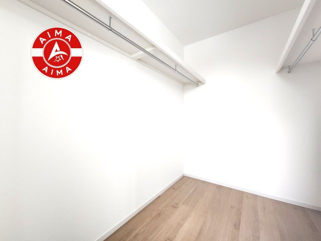 太宰府市通古賀6丁目第1-4棟（2号棟）の収納|洋服や大きな荷物が多い方や人数の多いご家族などは、一般的なクローゼットよりもウォークインクローゼットのほうが使い勝手が良いです。