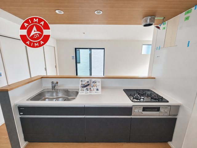 太宰府市通古賀6丁目第1-4棟（2号棟）のキッチン|ご家族を近くに感じられる対面キッチンのLDK。会話もはずみそうですね。