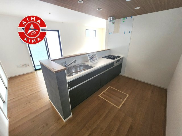 太宰府市通古賀6丁目第1-4棟（2号棟）のキッチン|ダイニングテーブルへの配膳がラクラク、お料理はかどるカウンター付きシステムキッチン！